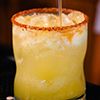Coctel de mezcal con piña